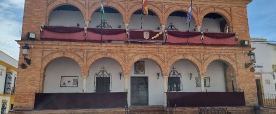 EL PÓRTICO DEL AYUNTAMIENTO SE ENGALANA PARA NUESTRA SEMANA SANTA