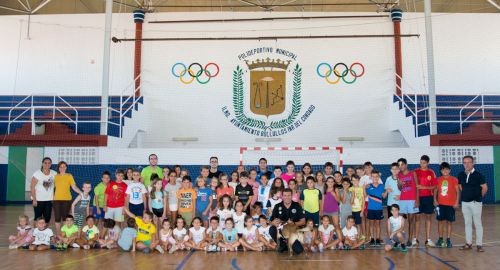 LA UNIDAD CANINA DE LA POLICÍA LOCAL VISITA LOS CAMPAMENTOS DE VERANO
