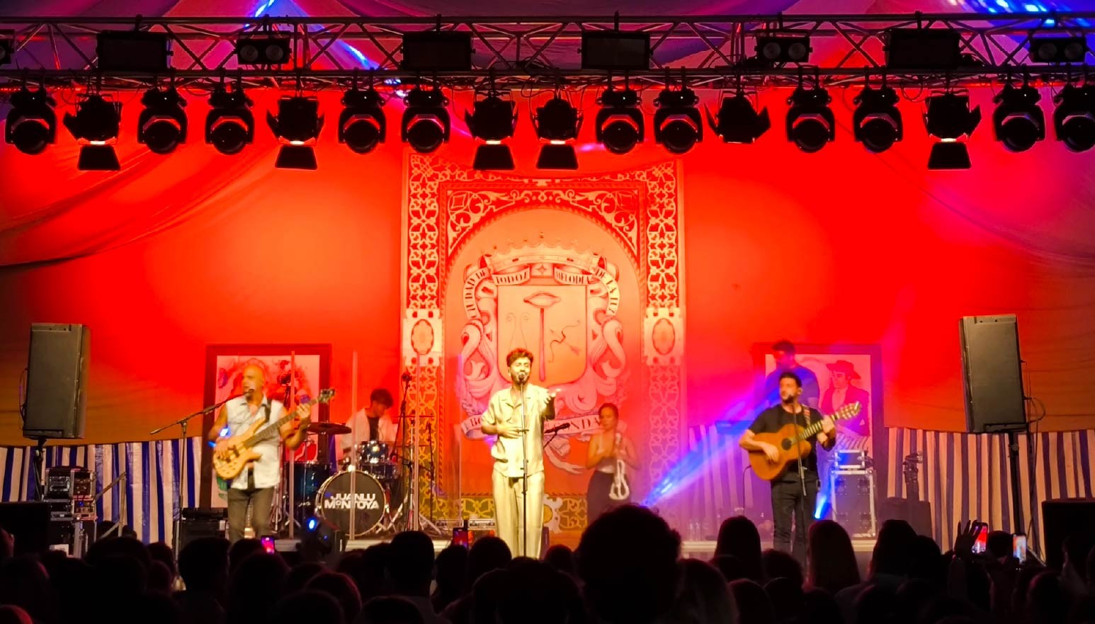 JUANLU MONTOYA DELEITÓ A  JÓVENES Y MAYORES EN UN GRAN CONCIERTO