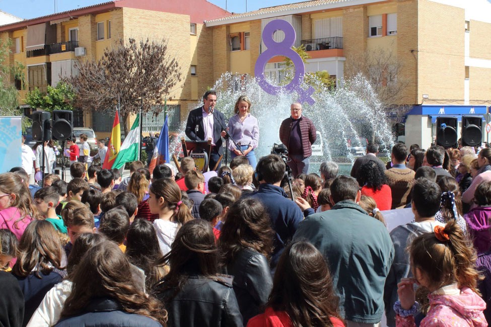 EL AYUNTAMIENTO DE BOLLULLOS REALIZA UNA MARCHA POR LA IGUALDAD E INAUGURA UN MONUMENTO DEDICADO A LA MUJER