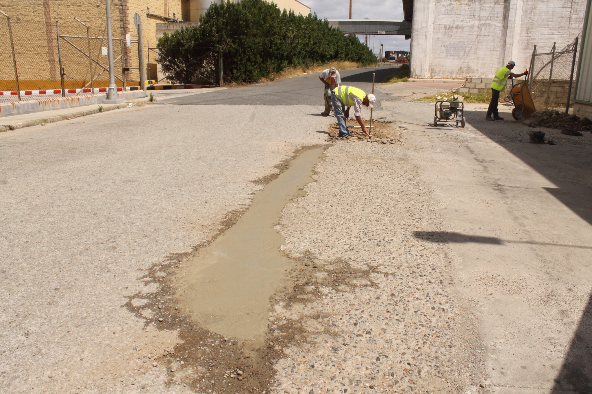 ARREGLOS EN EL ASFALTADO DEL POLÍGONO INDUSTRIAL EL LIRIO