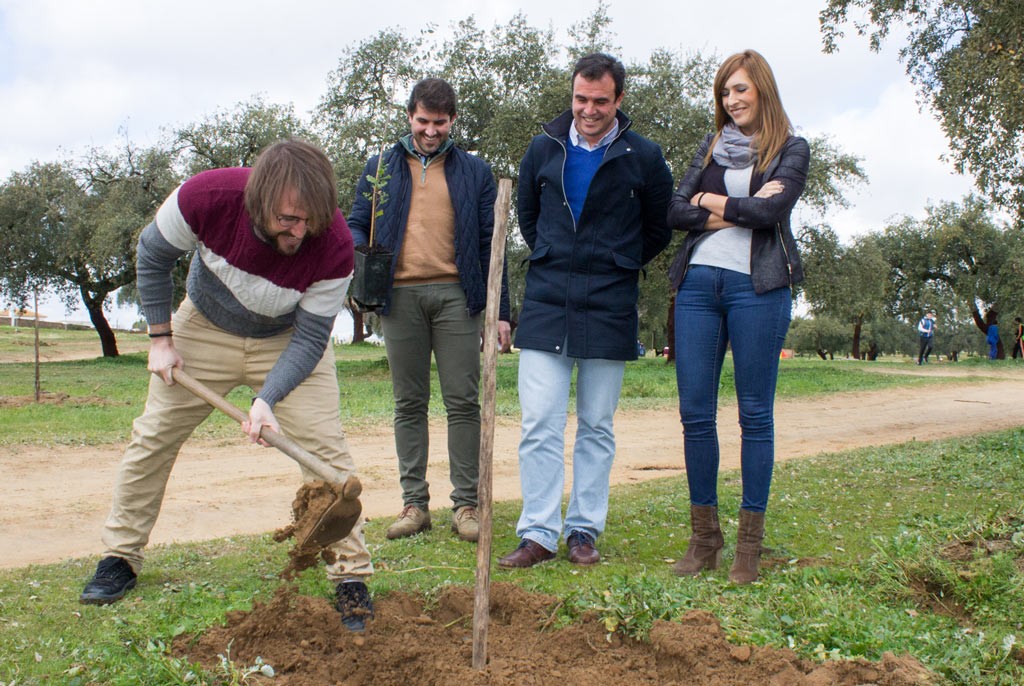 El alcalde participa en la actividad de reforestación en el Parque Natural de San Sebastián