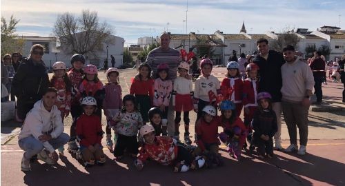 200 NIÑOS Y NIÑAS DISFRUTARON DE LA GYMKANA NAVIDEÑA DE PATINAJE