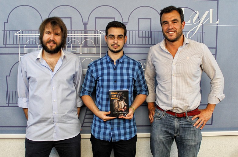 El Alcalde recibe a un nuevo y joven escritor de la localidad