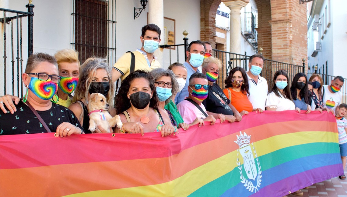 LOS ACTOS DEL ORGULLO LGTBI ARRANCAN CON LA COLOCACIÓN DE LA BANDERA ARCO IRIS EN EL AYUNTAMIENTO