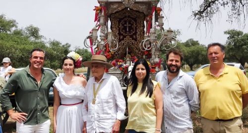 LA SANTA CRUZ DE LA CALLE NIEBLA RECUPERA SU TRADICIONAL ROMERITO