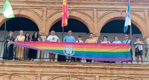LA BANDERA ARCOIRIS DEL COLECTIVO LGTBI LUCE EN EL PÓRTICO MUNICIPAL DE CARA AL 28 J