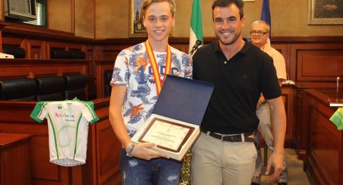 EL AYUNTAMIENTO RECONOCE PUBLICAMENTE AL EQUIPO INFANTIL DE CICLISMO