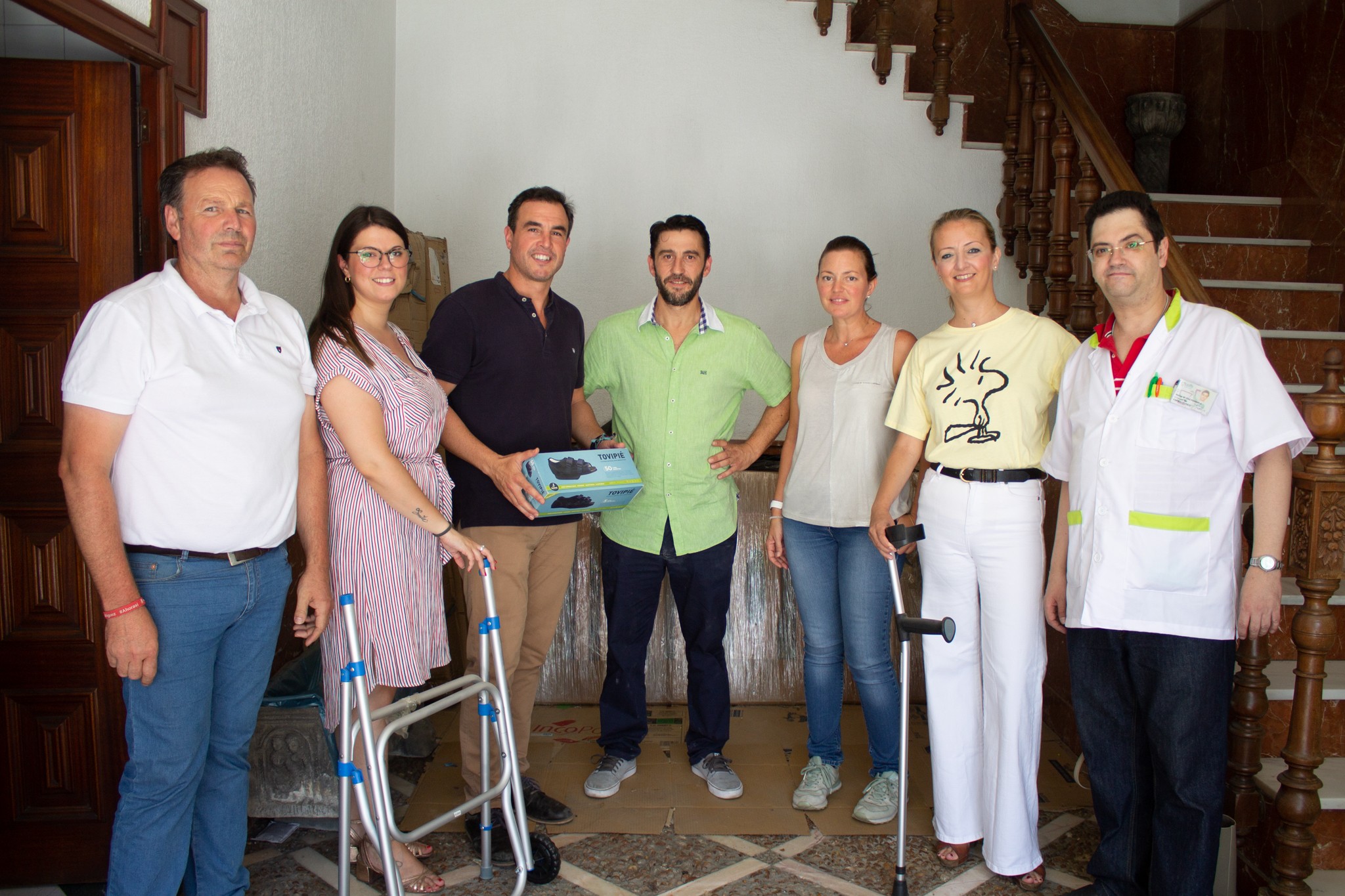 LA ORTOPEDIA Y FARMACIA MANUEL DÍAZ Y ÁLVARO GARCÍA DONAN AL AYUNTAMIENTO MATERIAL ORTOPÉDICO Y GERI