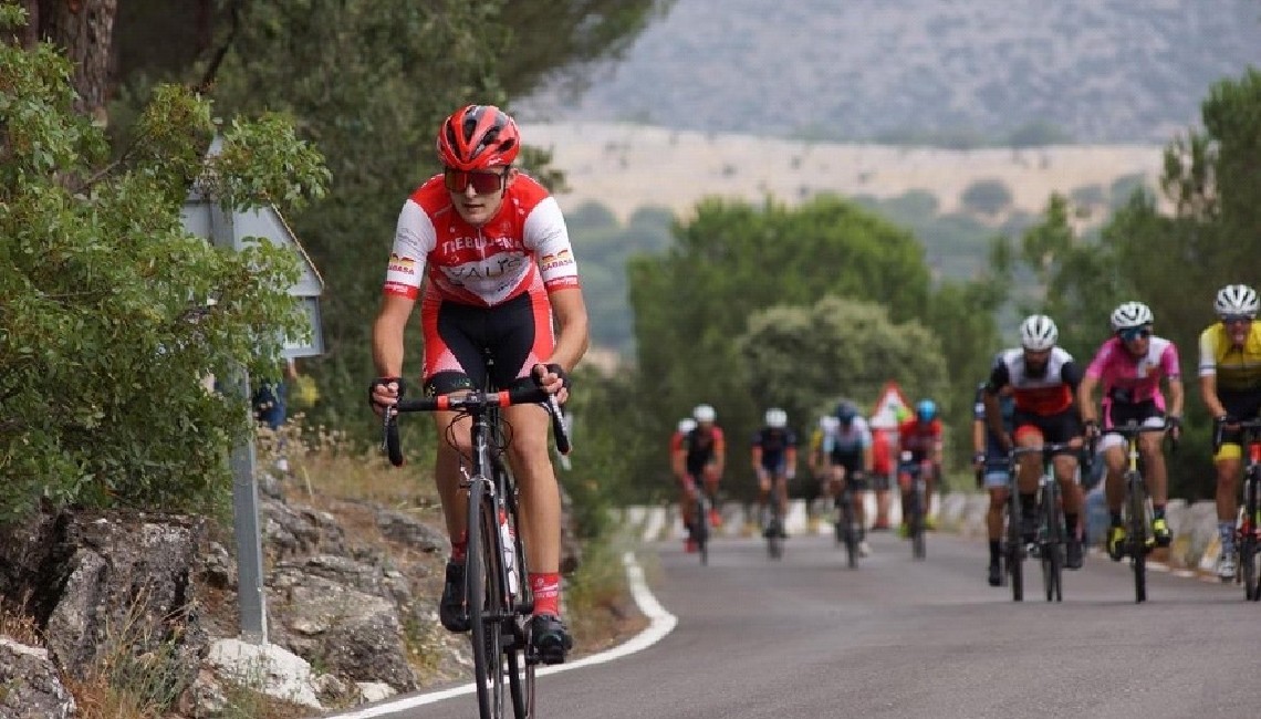 EL CICLISTA BOLLULLERO ALEJANDRO CASTELLANO FICHA POR EL EQUIPO “VINO ASTANA” JUNIOR