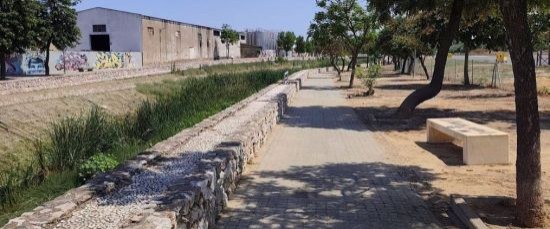 COMIENZAN LOS TRABAJOS DE LIMPIEZA Y DESBROCE DEL CAUCE DEL ARROYO CERRADA Y PASEO PEATONAL