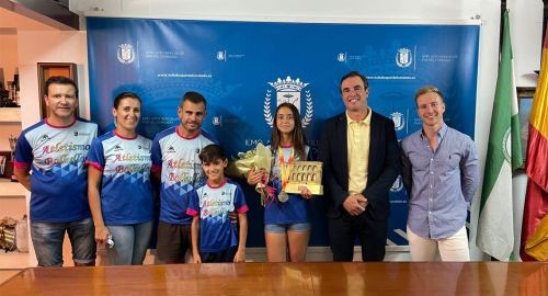 EL ALCALDE RECIBE A LAURA MARTÍNEZ SUBCAMPEONA DE ESPAÑA EN ATLETISMO