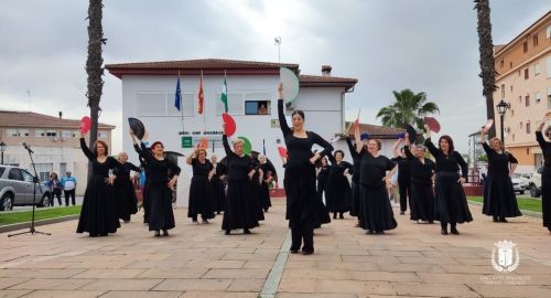 NUESTROS MAYORES BAILAN EN LA CALLE CON MARTA MATEOS