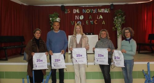 REPARTO DE MOCHILAS CON EL LEMA DEL “25 N” A LOS CEIP DE LA CIUDAD